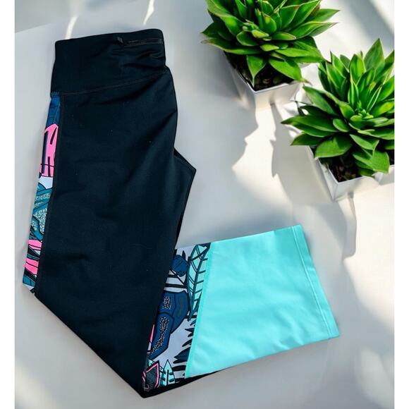 Women's GapFit Black Crop Athletic Leggings Sz Medium Thick Fitted 23" Inseam - Picture 2 of 6